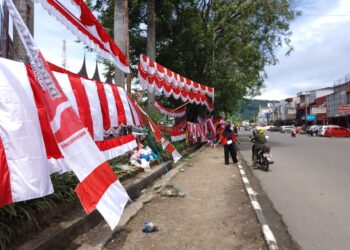 Pedagang di Kawasan Ruang Terbuka Hijau (RTH) Imam Bonjol ramai menjajakan bendera menjelang HUT RI ke 77 (Rian/SUMBARKITA.ID)