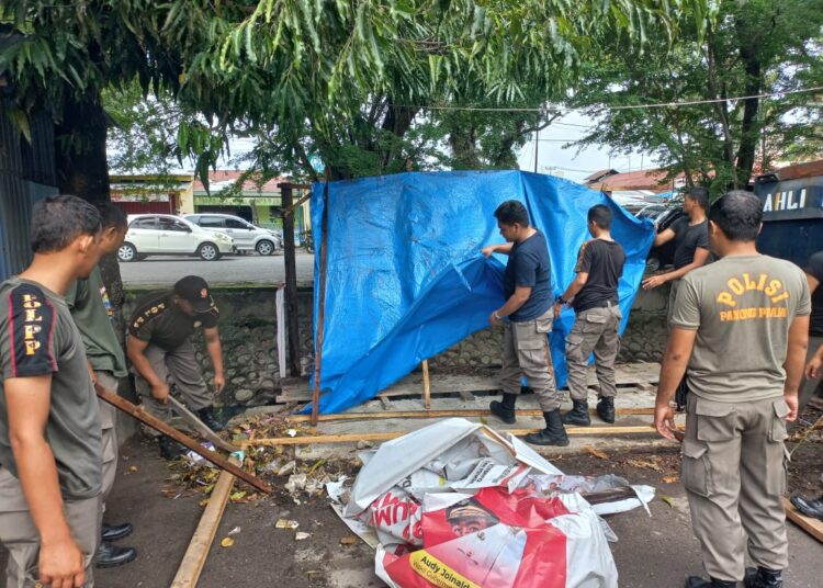 Petugas Satuan Polisi Pamong Praja (Satpol PP) Kota Padang tertibkan pedagang yang berjualan di tepi saluran air di Jalan Perintis Kemerdekaan, Kecamatan Padang Timur,