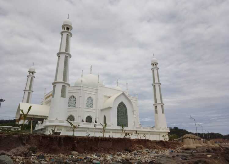 Dampak Abrasi di belakang Masjid Al Hakim (SumbarKita/Rian)