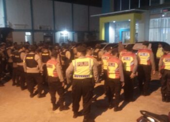 Ratusan Personil Polres Pariaman diturunkan untuk menjaga acara Tabuik Basalisiah, Sabtu (6/8/2022) malam. (Rehasa/SUMBARKITA.ID)