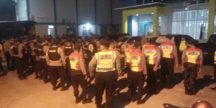 Ratusan Personil Polres Pariaman diturunkan untuk menjaga acara Tabuik Basalisiah, Sabtu (6/8/2022) malam. (Rehasa/SUMBARKITA.ID)