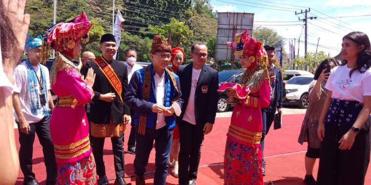 Menag Zulkifli Hasan didampingi Bima Arya saat menghadiri rangkaian Rakernas Apeksi di Youth Center Bagindo Aziz Chan, Minggu (7/8/2022). [SumbarKita/Rian Afdol]