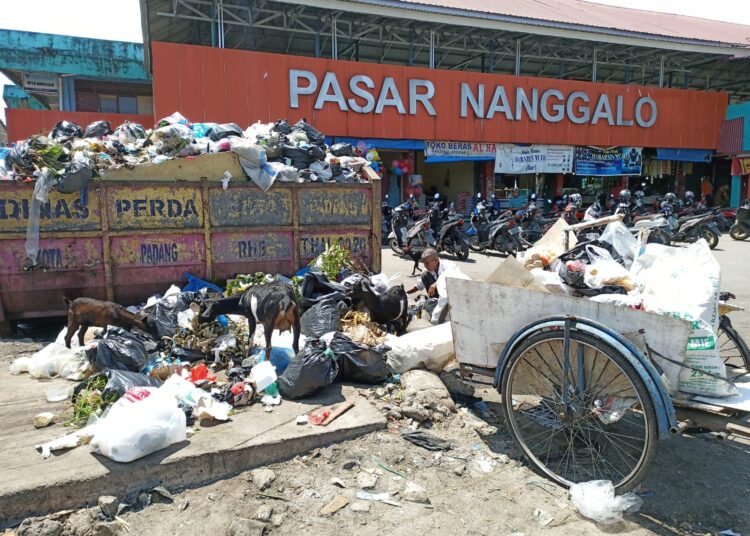 Kondisi konteiner sampah di Pasar Nanggalo yang selalu membludak