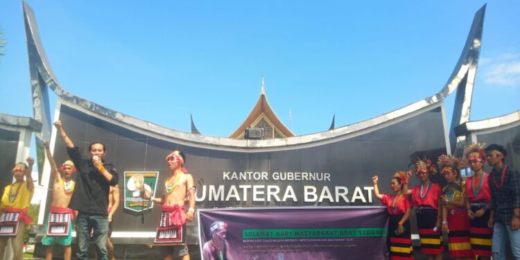 Puluhan massa yang menamakan diri "Aliansi Mentawai Bersatu" menggelar aksi di depan Kantor Gubernur Sumatera Barat (Sumbar), Kota Padang