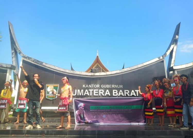 Puluhan massa yang menamakan diri "Aliansi Mentawai Bersatu" menggelar aksi di depan Kantor Gubernur Sumatera Barat (Sumbar), Kota Padang