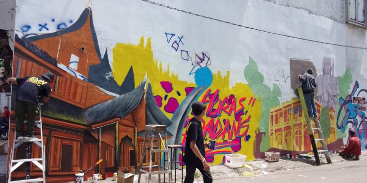 Mural hasil kolaborasi seniman Padang dan Medan di Jalan Kelenteng Padang Selatan (SumbarKita/Rian Afdol)