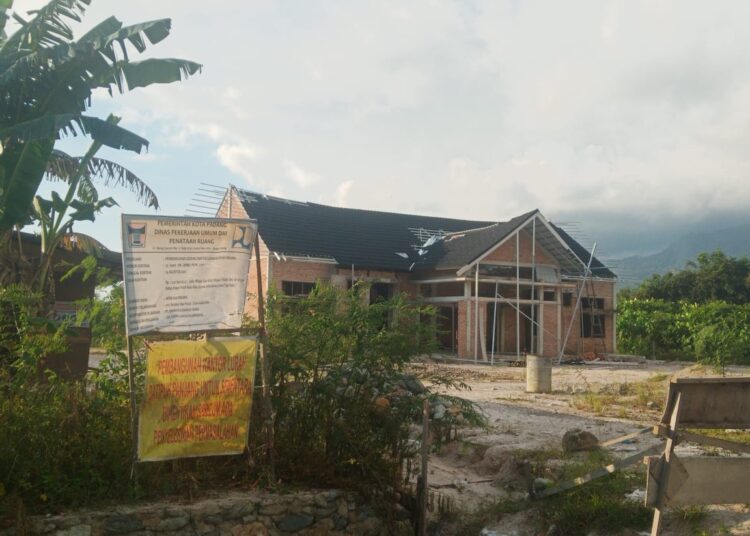 Pembangunan kantor baru Kelurahan Batipuh Panjang, Kecamatan Koto Tangah, Kota Padang yang mangkrak.