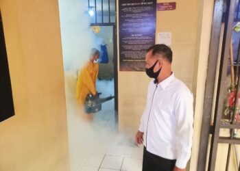 Polres pariaman melakukan fogging terkait adanya kasus DBD yang menimpa salah satu tahanan