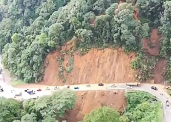 bekas patahan longsor atau rekahan tanah yang cukup besar di lambung bukit Sitinjau Lauik