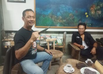 Ketua Porlempika Provinsi Banten, Edhi Hendarto memperlihatkan kurambiak, senjata tradisional Minangkabau (Daffa Benny/SUMBARKITA.ID)