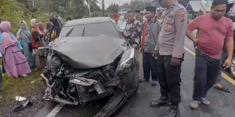 Kondisi Mobil Baleno Remuk akibat Kecelakaan di Simpang Puduang