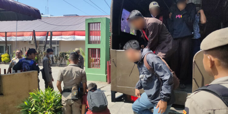 Satuan Polisi Pamong Praja (Satpol PP) Padang kembali menertibkan belasan pelajar yang keluyuran saat jam pembelajaran.