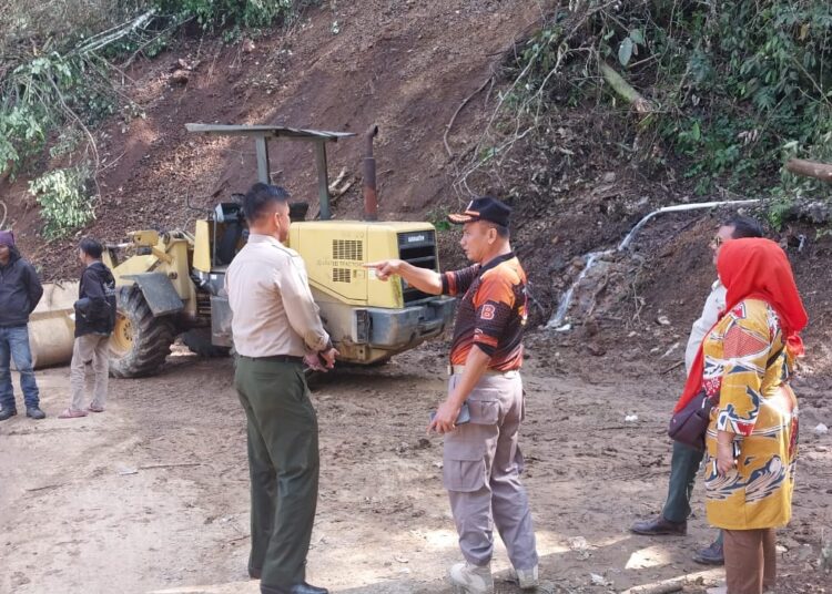 Kalaksa BPBD Kota Padang, Endrizal saat melakukan monitoring di lokasi rawan longsor Sitinjau Lauik, Kamis (11/8/2022). (ist)