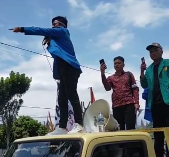 Koordinator Lapangan Aliansi Masyarakat Ranah Batahan Bersatu, Tommy Anderlin saat berorasi di halaman Kantor Bupati Pasbar (IST)