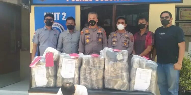 Satres Narkoba Polres Solok Kota menyerahkan barang bukti (BB) serta tersangka (Tsk) penyalahgunaan dan penyeludupan narkotika ke pihak Kejaksaan Negeri (Kejari) Solok,