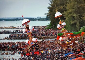 Saat prosesi Tabuik dibuang ke laut, Biasanya akan banyak warga yang hadir saling berebut untuk mengambil Bunga Salapan.