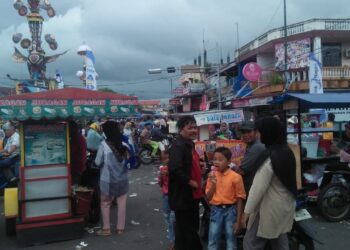 Para pedangang keliling tak bisa memasuki kawasan puncak fertival tabuik