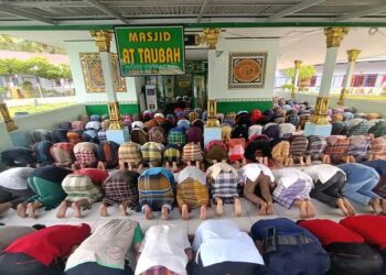 Sujud syukur ratusan warga binaan Lapas Kelas IIB Pariaman setelah mendapatkan remisi kemerdekaan (SumbarKita/Rehasa)