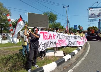 puluhan mahasiswa yang mengatasnamakan BEM Universitas Negeri Padang (UNP) menggelar aksi orasi tepat di depan Gedung DPRD Sumbar