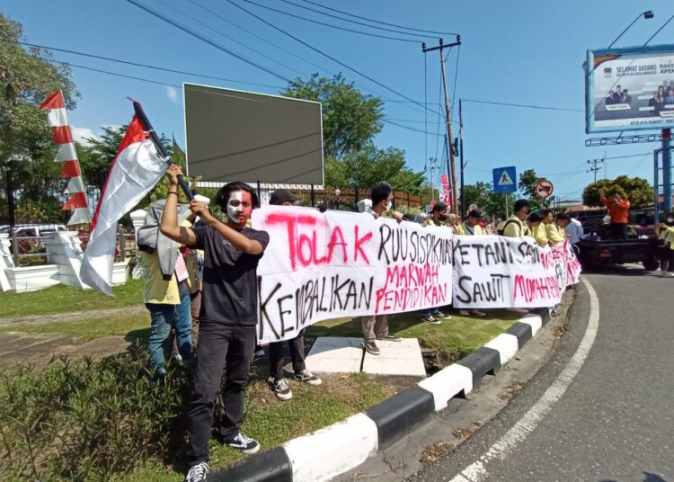puluhan mahasiswa yang mengatasnamakan BEM Universitas Negeri Padang (UNP) menggelar aksi orasi tepat di depan Gedung DPRD Sumbar