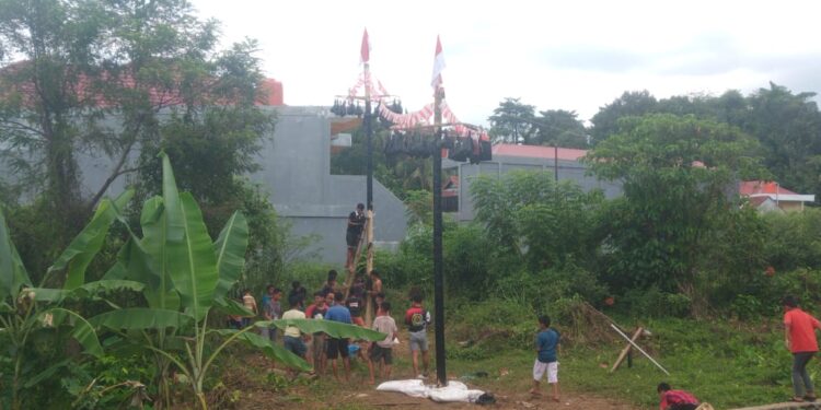 Panjat Pinang merupakan perlombaan yang kerap diadakan oleh masyarakat saat menyambut perayaan kemerdekaan