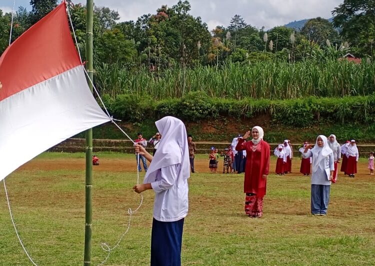 Kaum hawa Jorong Lasuang Batu, tanah Datar menyelenggarakan Upacara Peringatan HUT RI ke 77