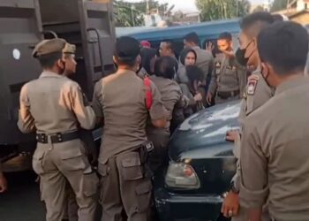 Satpol PP saat penertiban PKL di Pantai Padang (ist)