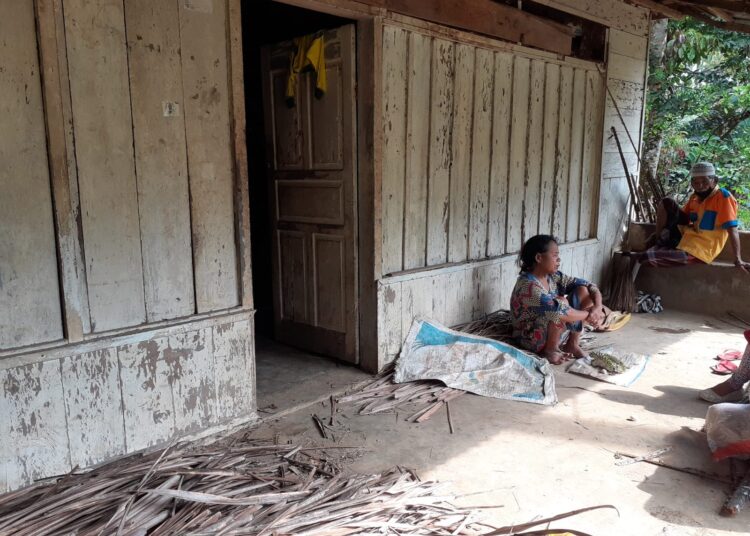 Jusmanidar yang duduk di depan gubuknya di Laban Batu Basa, Kecamatan IV Koto Aua Malintang, Kabupaten Padang Pariaman (Foro : Rehasa / SUMBARKITA.ID)