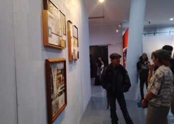 Pengunjung Pameran Mixed Media SNAI tengah melihat karya milik Fauzul Kiram, "Bekas Kerja Series"