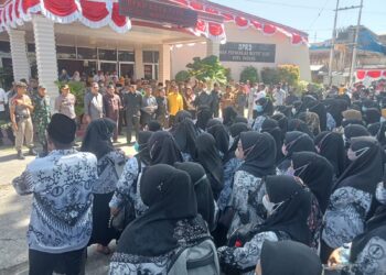 Ratusan guru honorer di Padang tetap gelar aksi demo memperjuangkan nasibnya meskipun dalam ancaman pemecatan