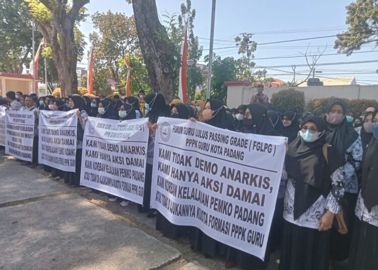 Ratusan Guru honorer mendatangi gedung DPRD Padang memperjuangkan nasibnya.