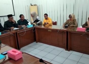 Sejumlah perwakilan Guru Honorer Padang yang menggelar aksi tengah menyampaikan aspirasi mereka pada anggota dewan