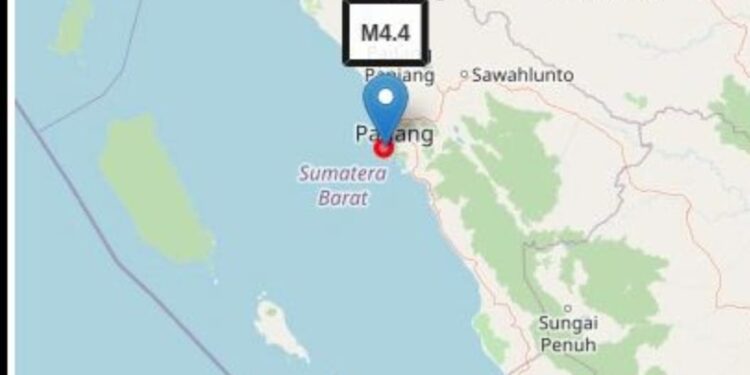 Gempabumi berkekuatan 4,4 magnitudo terjadi di Padang, Sumatra Barat pada hari Senin sekitar pukul 16.26 WIB.