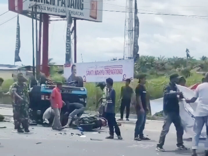 Kecelakaan Siang Tadi, Mobil Pikap vs Motor di Depan Pintu Masuk Bandara Internasional Minangkabau, Korban Tergeletak