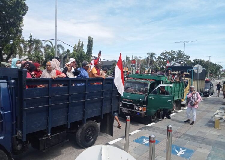 Ratusan Keluarga Terdakwa Korupsi Jalan Tol Padang - Pekanbaru Sambangi Pengadilan Negeri Padang
