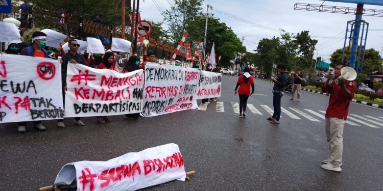 Puluhan Mahasiswa UNP menggelar aksi penolakan wacana pengesahan RKUHP