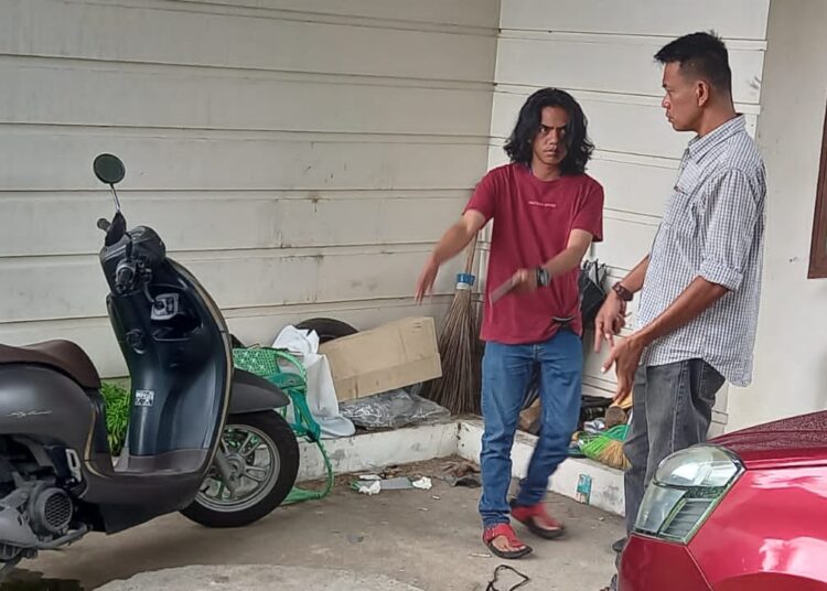 Jefrimon saat memberikan keterangan ke Polresta Padang terkait kondisi dan letak kendaraanya sebelum dicuri maling, Sabtu (20/8/2022) (ist)