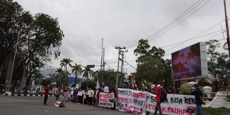 Puluhan Mahasiswa UNP unjuk rasa di DPRD Sumbar, Kamis (25/8/2022) [SumbarKita/Rian Afdol]