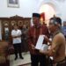 Ketua AMB Yosafat Saumanuk menyerahkan surat pernyataan sikap kepada Gubernur Sumbar, Kamis (25/8/2022) [SumbarKita/Rian Afdol]