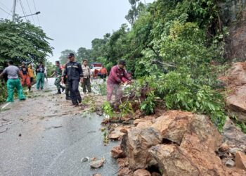 Petugas gabungan BPBD Kota Padang saat melakukan pembersihan material longsor di jalan menuju Pantai Air Manis, Senin (29/8/2022). (Foto : BPBD Kota Padang/ SUMBARKITA.ID)