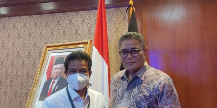 Ketua DPRD Kota Padang, Syafrial Kani bersama Deputi Sumber Aparatur Manusia (SAM), Alex Deni. (ist)