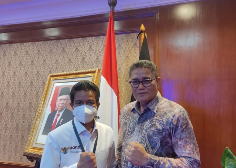 Ketua DPRD Kota Padang, Syafrial Kani bersama Deputi Sumber Aparatur Manusia (SAM), Alex Deni. (ist)