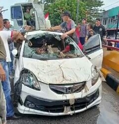 Keadaan mobil setelah diangkat dari sungai di Tabing Padang (ist)