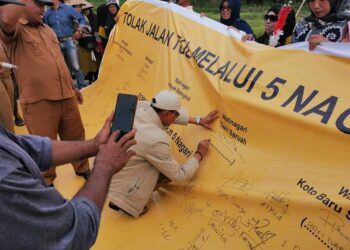 Penandatanganan petisi penolakan trase tol di 5 nagari di Kabupaten Limapuluh Kota (ist)