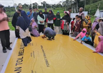 Warga dari Lima Nagari Menandatangi Petisi Permintaan Trase Tol Dialihkan. IST