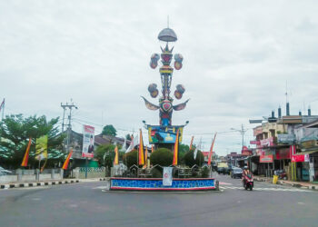 Pemasangan bendera partai di sekeliling Tugu Tabuik Pariaman dikritik warga (SumbarKita/Rehasa)