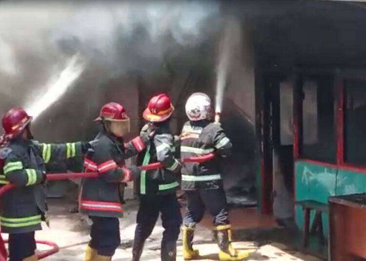 Petugas tengah memadamkan api yang melahap enam rumah di Sawahan (SumbarKita/Dody)