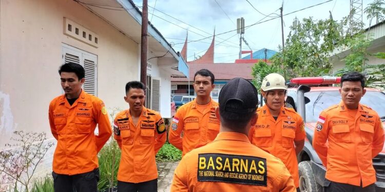 Basarnas Limapuluh Kota tengah bersiap melakukan pencarian warga yang hilang di kawasan hutan Labuah Gunuang, Kecamatan Lareh Sago Halaban. Foto: Ist