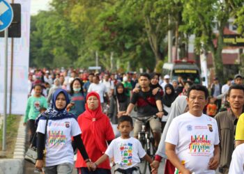 Warga saat mengikuti CFD di Jalan Khatib Sulaiman, Padang. (IST)