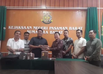 Kejari Pasbar menerima pengembalian uang suap atau gratifikasi dari tersangka pembangunan RSUD (Antara)